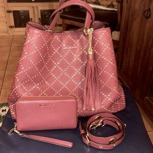 Like New!! Michael Kors grommeted XL Brooklyn bag& matching wallet